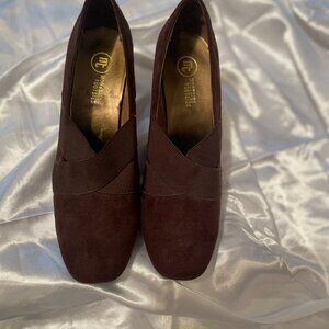 Mootsies Tootsies Size 7.5 Reg Dark Brown Suede, 2.5 inch like new Heels